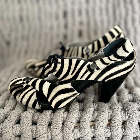 Chanii B Coco Zebra Black & White Heel Sandals Size 7.5 - Picture 9 of 16